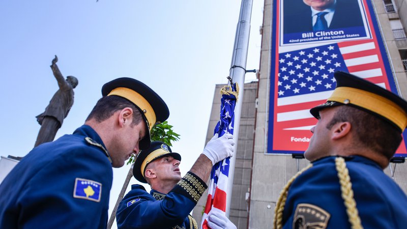 Fotografija: Tirana stavi na ZDA tako kot Priština, kjer so kosovske varnostne sile in državni vrh obeležili tudi ameriški dan neodvisnosti. FOTO: Armend Nimani/AFP