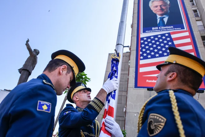 Tirana stavi na ZDA tako kot Priština, kjer so kosovske varnostne sile in državni vrh obeležili tudi ameriški dan neodvisnosti. FOTO: Armend Nimani/AFP