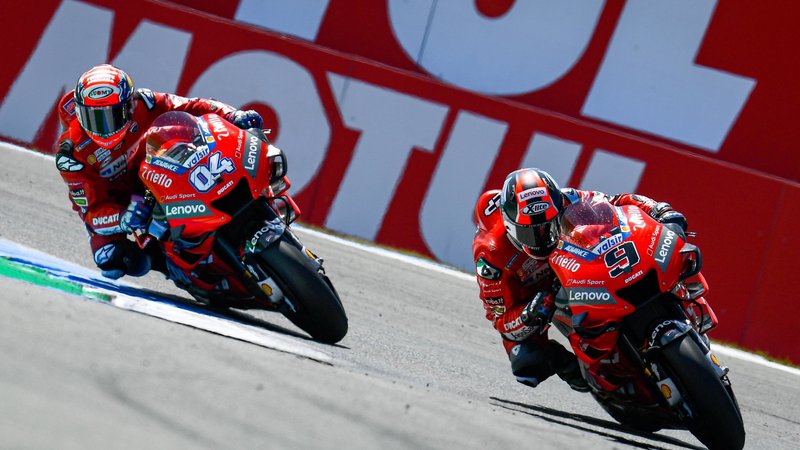 Fotografija: Prizor, ki Ducatijevim šefom ni ljub: Danilo Petrucci (desno) pred Andreo Doviziosom. FOTO: Motogp.com