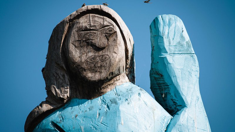 Fotografija: Zaradi naivnega sloga so kritiki na družbenih omrežjih kip Melanije označili za strašilo. Jure Makovec/AFP