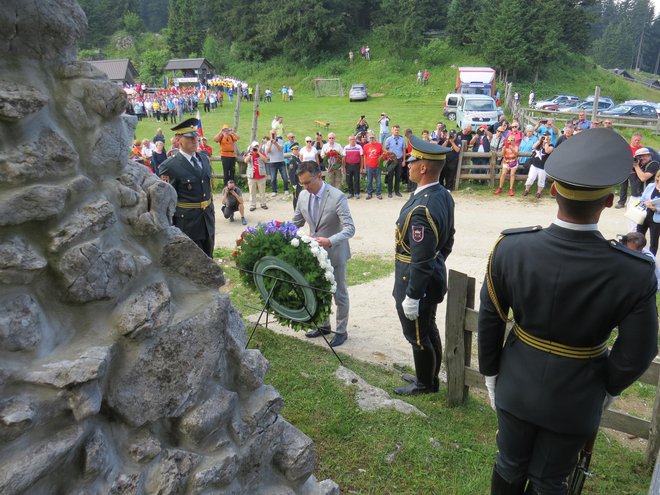 Predsednik vlade Marjan Šarec je položil venec pred spomenik padlim partizanom. FOTO: Bojan Rajšek/Delo