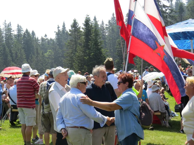 Prvi predsednik republike Milan Kučan se ni mogel izogniti številnim oboževalkam. FOTO: Bojan Rajšek/Delo