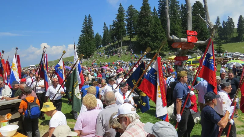 Fotografija: Približno 50 praproščakov se je udeležilo današnje slovesnosti na Menini planini. FOTO: Bojan Rajšek/Delo