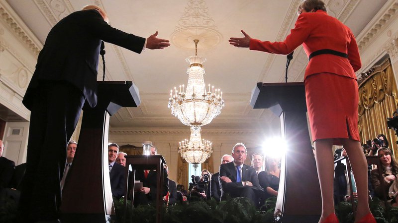 Fotografija: Britanski veleposlanik v Washingtonu na januarski tiskovni konferenci predsednika Trumpa in premierke Mayeve. FOTO: Carlos Barria/Reuters