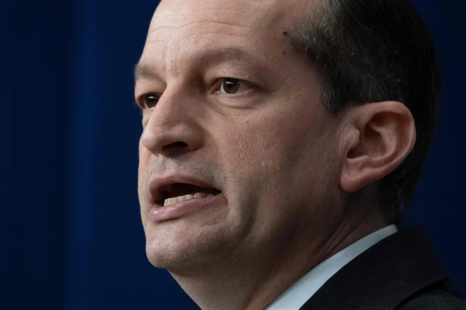 Ameriški minister za delo Alex Acosta je zaradi prvega procesa v težavah. FOTO:  Jim Watson/Afp