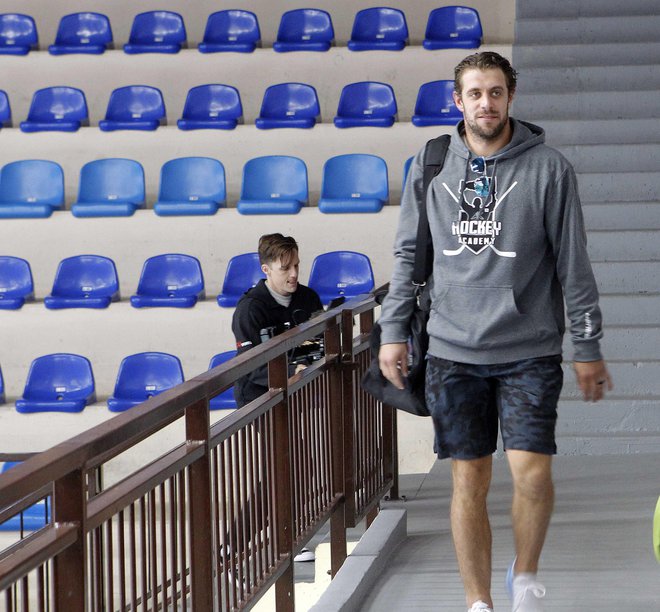 Anže Kopitar se te dni ukvarja s hokejsko akademijo, ki jo ima skupaj s Tomažem Razingarjem. FOTO: Mavric Pivk