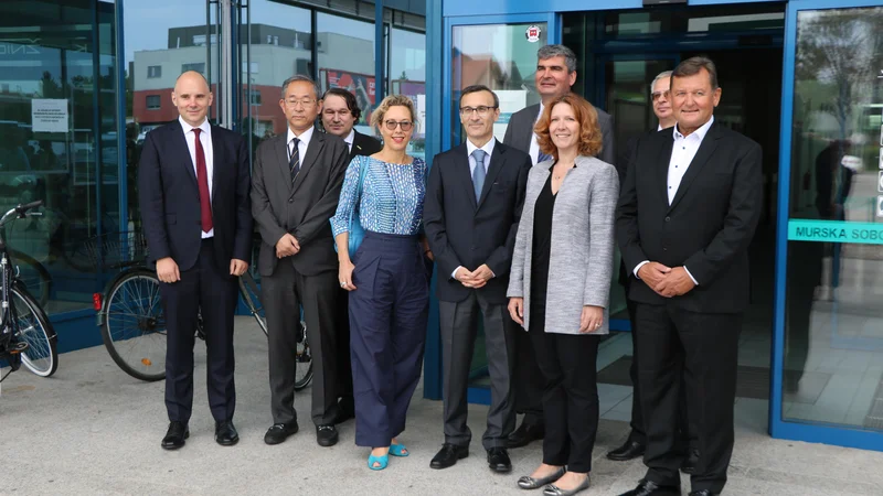 Fotografija: Udeleženci simpozija ob stoletnici versajske pogodbe v Murski Soboti:od leve: Paul Jančar, nam. VP Velike Britanije, Yoshida Masaharu, VP Japonske, Mitja Slavinec, PAZU, Florence Ferrari, VP Francije, Paolo Trichilo, VP Italije, Stanislav Raščan, MZZ, Susan K. Falatko, začasna odpravnica poslov VP ZDA, Andrej Hozjan, zgodovinar, Aleksander Jevšek, župan MO Murska Sobota FOTO: Jože Pojbič/Delo