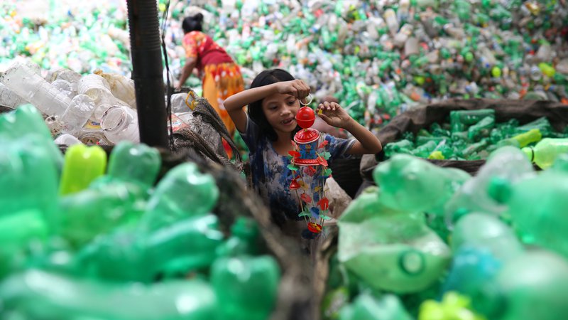 Fotografija: Tovarna za recikliranje plastike v Daki. FOTO Reuters