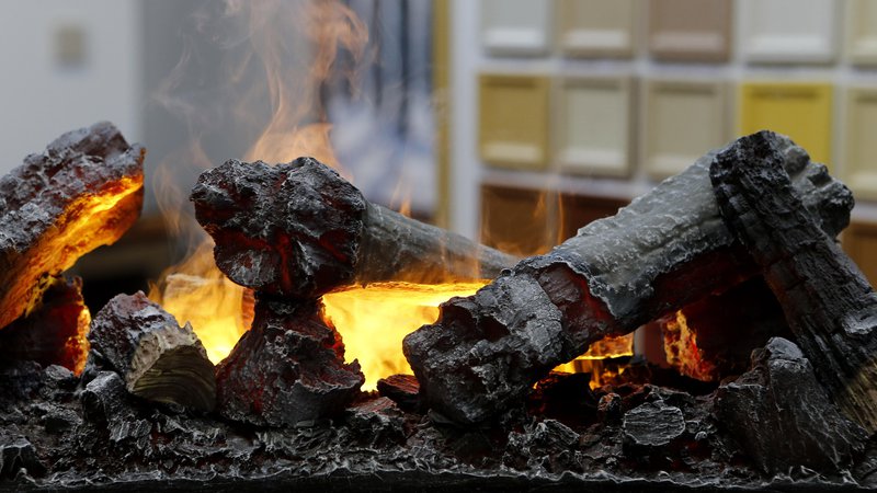 Fotografija: Kurjenje biomase je eden glavnih virov delcev. FOTO: Blaž Samec/Delo