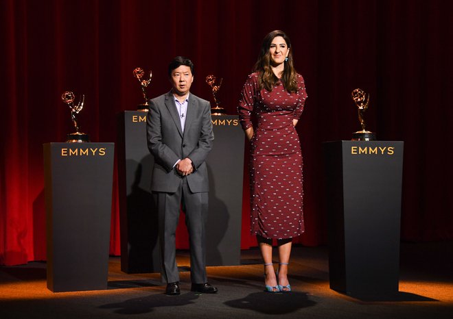 Igralca Ken Jeong in D'Arcy Carden sta razglasila nominirance. FOTO: Valerie Macon/AFP