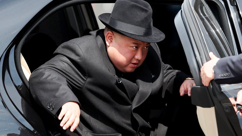 Fotografija: Severnokorejski vodja je z mercedesoma dal vedeti, da sankcije v bistvu ne delujejo. FOTO: Reuters