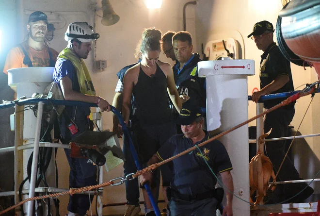 Preiskovalna sodnica Alessandra Vella v Agrigentu na Siciliji je presodila, da je Carola Rackete opravljala dolžnost varovanja življenj, in je odpravila pripor. Foto Reuters
