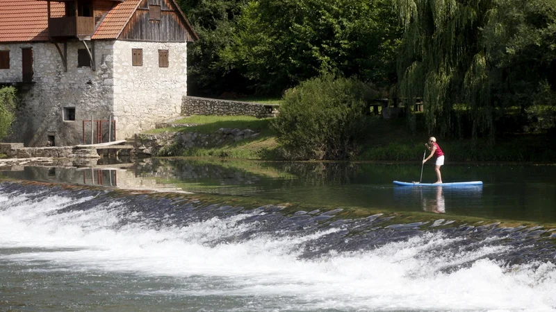 Fotografija: Ne pozabimo, da je tudi vožnja po reki lahko čisto umirjena, le prej moramo točneje naštudirati, kje se bomo vozili in do kam. Foto Mavric Pivk