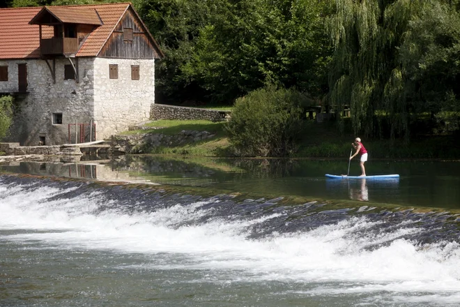 Ne pozabimo, da je tudi vožnja po reki lahko čisto umirjena, le prej moramo točneje naštudirati, kje se bomo vozili in do kam. Foto Mavric Pivk
