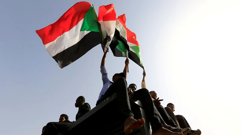 Fotografija: Sudanski protestniki na Zelenem trgu v Kartumu FOTO: Reuters