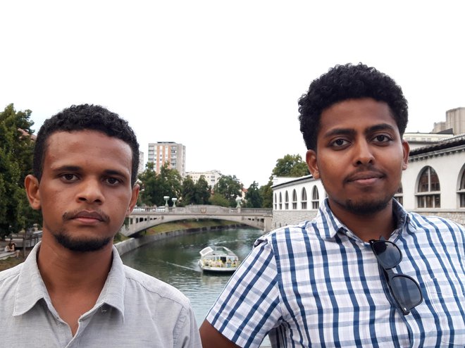 Študenta medicine Musa Abdel Aziz in ​Faisal Magzub sta na protestih proti režimu sodelovala od njihovega začetka decembra lani. FOTO: Boštjan Videmšek/Delo