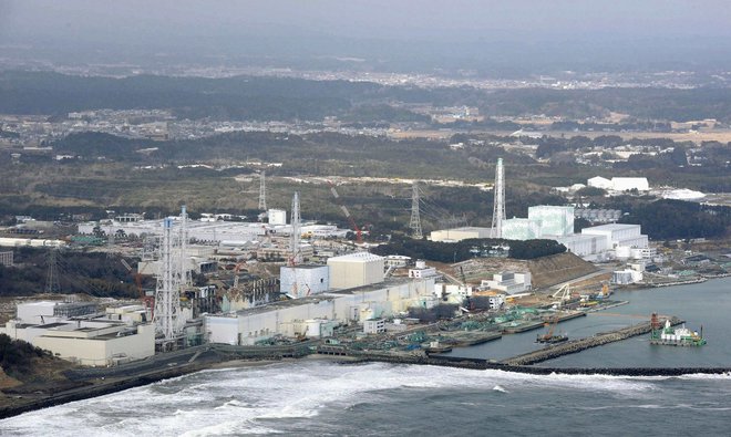 Dvojna naravna katastrofa je močno poškodovala tudi elektrarno Fukushima Daiichi, v kateri so se stalile jedrske sredice v reaktorjih. FOTO: Reuters