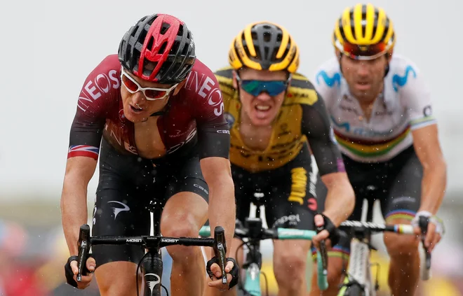 Geraint Thomas je posegel po preizkušeni taktiki Ineosa in z vožnjo v svojem tempu omejil izgube proti Pinotu, ki mu zdaj že diha za ovratnik. FOTO: Reuters