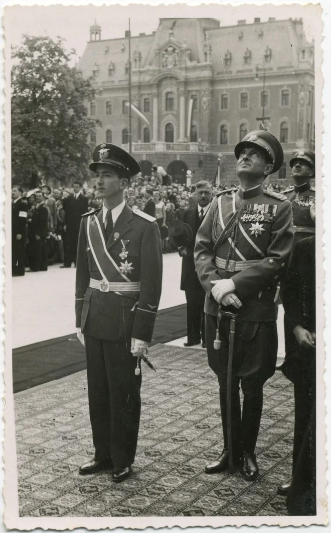 Peter II. Karađorđević in knez Pavle v Ljubljani ob odkritju spomenika kralja Aleksandra I. Zedinitelja septembra 1940 pred Univerzo v Ljubljani. Foto arhiv Mestnega muzeja Ljubljana