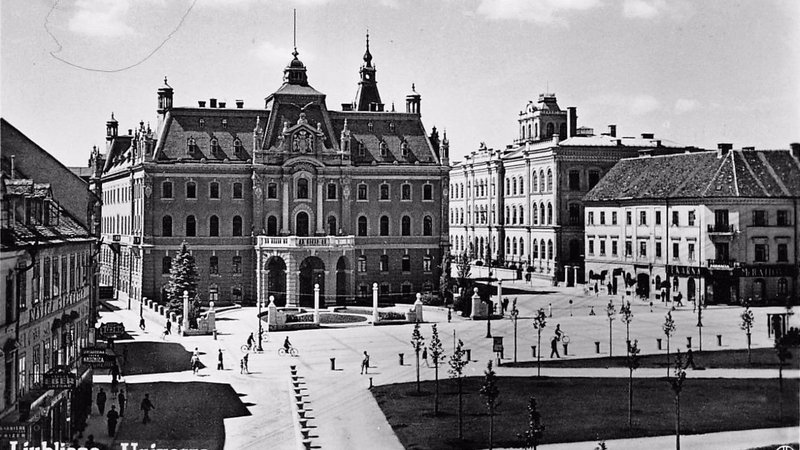 Fotografija: Razglednica Ljubljane, datirana v tridesetih letih prejšnjega stoletja. Na sliki je dobro vidno poslopje Deželnega dvorca. Foto wikipedija