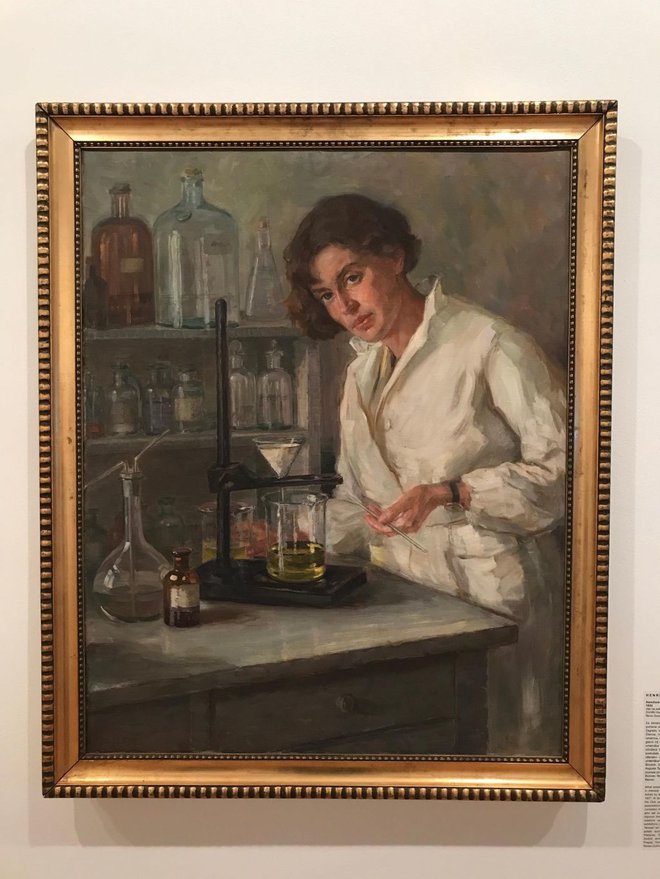 Prva doktorandka na Univerzi v Ljubljani je bila Ana Mayer. Na sliki <em>Kemičarka</em> iz leta 1932 jo je ­upodobila Henrika Šantel. Foto Sašo Dolenc