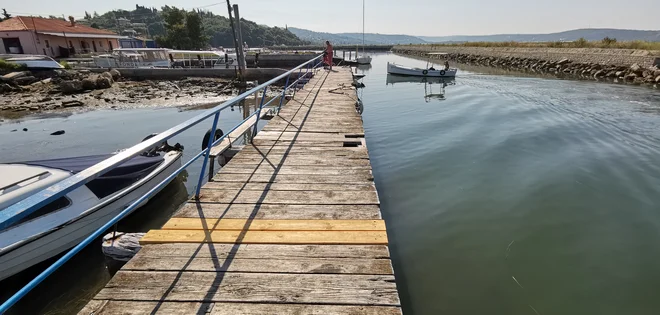 Vplutje v ribiški pristan je zdaj odvisno od plime oziroma oseke. Velika je tudi onesnaženost zaradi neurejene kanalizacije. Foto Boris Šuligoj