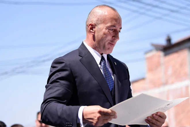 Haradinaj je danes odpotoval na zaslišanje v Haag kot državljan, in ne kot premier. FOTO: Armend Nimani/AFP
