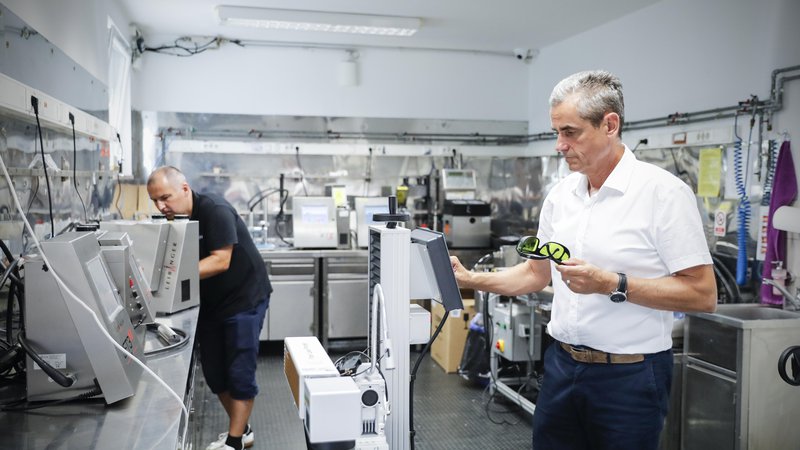 Fotografija: Vojko Arzenšek, direktor podjetja Adheziv, pravi, da so prvi lansirali vektorske industrijske laserske tiskalnike, kot tudi projekte sledljivosti v prehrambeni industriji. FOTO: Uroš Hočevar/Delo