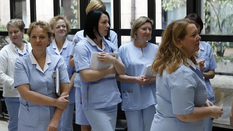 Fotografija: Strah medicinskih sester, da bi z novo pogodbo za zahtevnejše delo dobile nižjo plačo, je menda odveč. FOTO: Blaž Samec/Delo