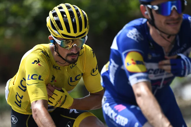 Julian Alaphilippe je še 13. dan preživel v rumeni majici. FOTO: AFP