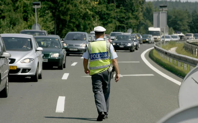Ker policisti ne morejo biti vedno v bližini, je treba poskrbeti za samozaščito. FOTO: Roman Šipić/Delo