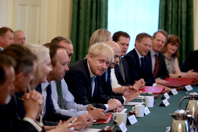 Pred Johnsonovim prvim nastopom v parlamentu se je prvič sestal tudi njegov vladni kabinet. FOTO: Reuters