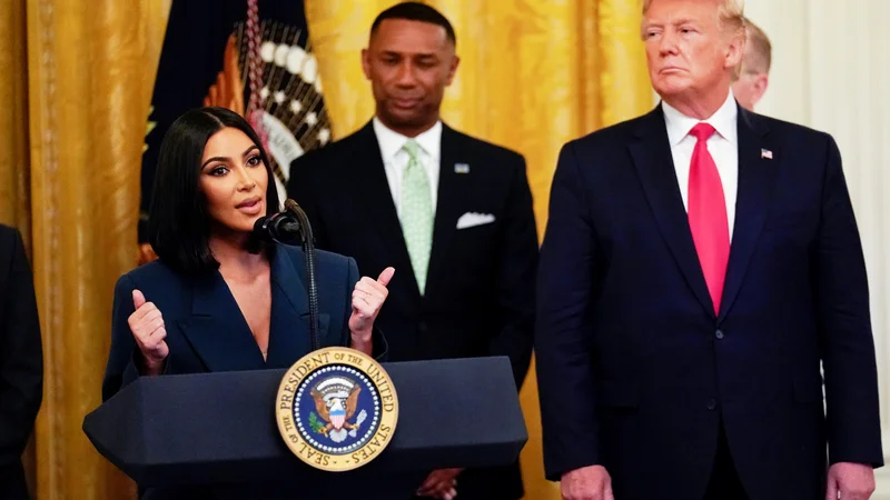 Fotografija: Kim Kardashian med junijskim nastopom s predsednikom Donaldom Trumpom. FOTO: Kevin Lamarque/Reuters