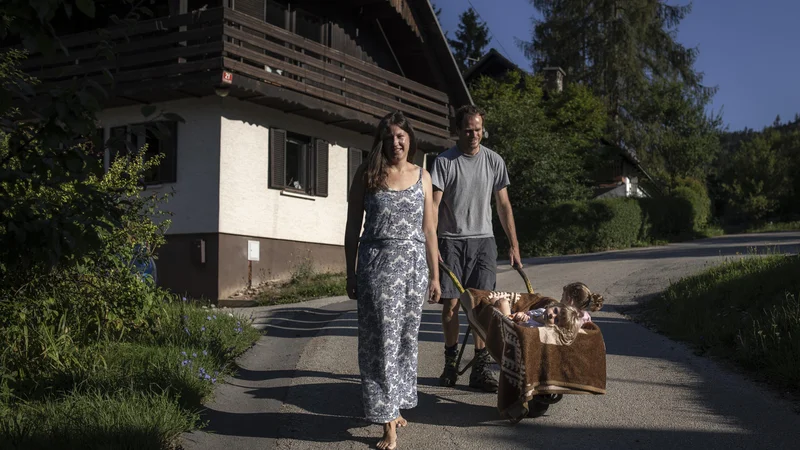 Fotografija: Klara in Gregor Šubic sta se odločila, da bosta, dokler otroka ne gresta v šolo, večino časa posvetila njima. FOTO: Voranc Vogel