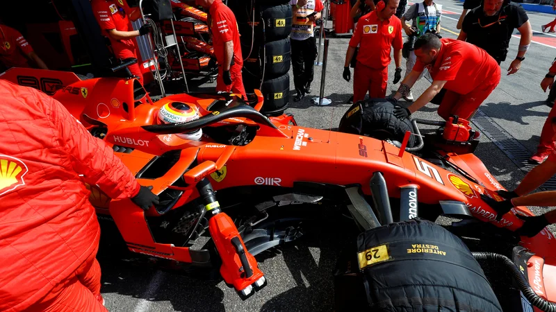 Fotografija: Sebastian Vettel si je dal za dirko v Hockenheimu izdelati novo čelado v barvah nemške zastave. FOTO: Reuters