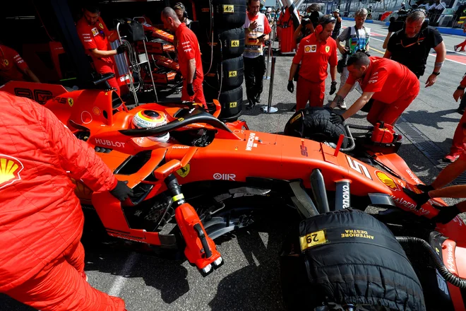 Sebastian Vettel si je dal za dirko v Hockenheimu izdelati novo čelado v barvah nemške zastave. FOTO: Reuters
