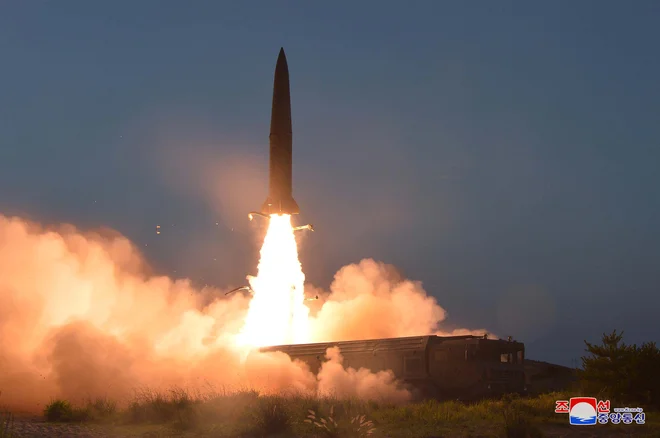 Severna Koreja je v četrtek v Vzhodno morje izstrelila projektila, od katerih je vsaj eden poletel okoli 690 kilometrov. FOTO: Kcna Reuters