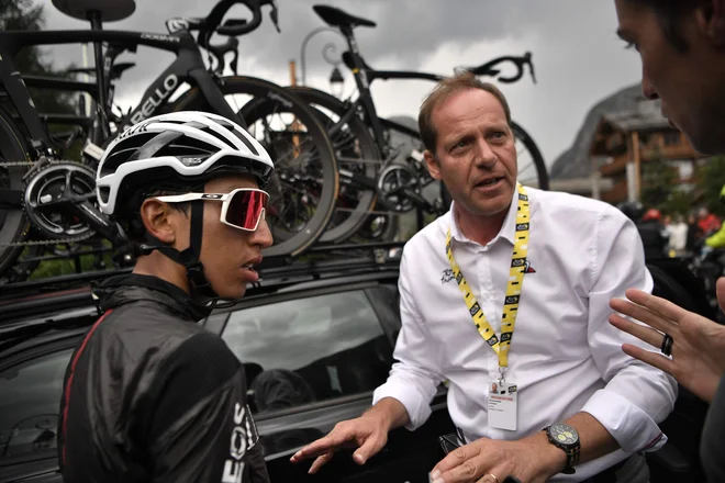 Glavna akterja petkove drame: novi nosilec rumene majice Egan Bernal v pogovoru z direktorjem dirke Christianom Prudhommom. Foto AFP
