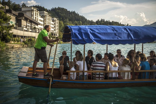 Turistov na Bledu občinske težave s pristanom za pletne ne zanimajo. FOTO: Voranc Vogel/Delo