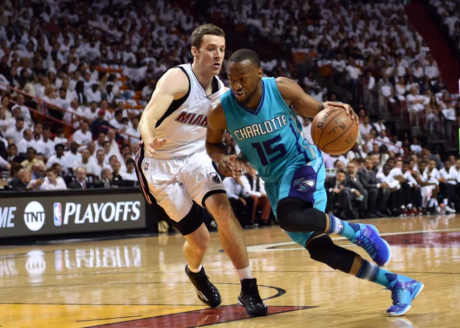 Goran Dragić dobro pozna odlike Kembe Walkerja, ki je v prejšnji sezoni nosil dres Charlotta in bil deseti strelec lige NBA s povprečjem 25,6 točke. FOTO: USA Today Sports