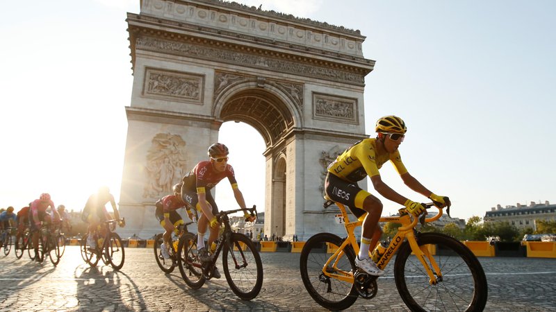 Fotografija: Egan Bernal je v rumeni majici užival med vožnjo ob pariškem Slavoloku zmage. Foto Reuters