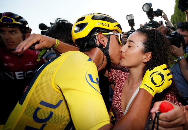 Ob prihodu v cilj je junaku dirke čestitala tudi njegova spremljevalka Xiomy Guerrero. Foto Reuters