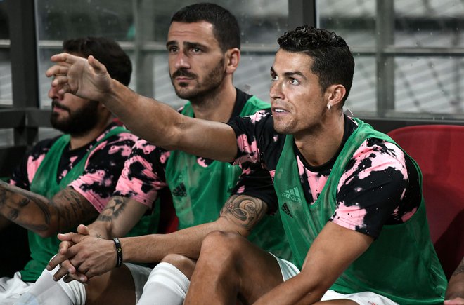 Cristiano Ronaldo (desno) je le spremljal prijateljsko tekmo s klopi za rezerve. FOTO: AFP