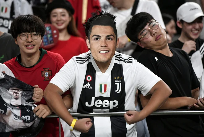 Eden od južnokorejskih navijačev je na tribuni zaman pričakoval napovedani nastop Cristiana Ronalda. FOTO: AFP