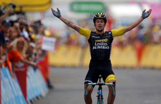 Rogličevo lansko slavje v Larunsu je bilo njegovo (in slovensko) drugo etapno slavje na Touru, letos se niz žal ni nadaljeval. FOTO: Reuters