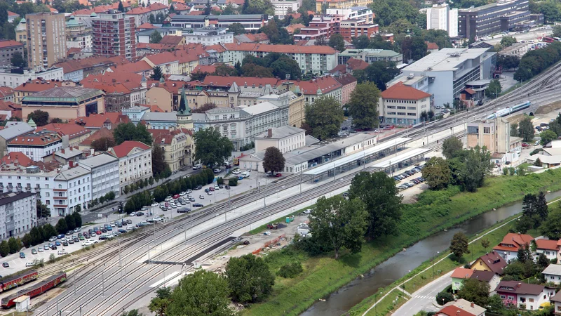 Fotografija: Lani so za 36,6 milijona evrov končali modernizaciji železniških postaj Celje in Laško. Na fotografiji: potniška železniška postaja in novi tiri v Celju. FOTO: Brane Piano