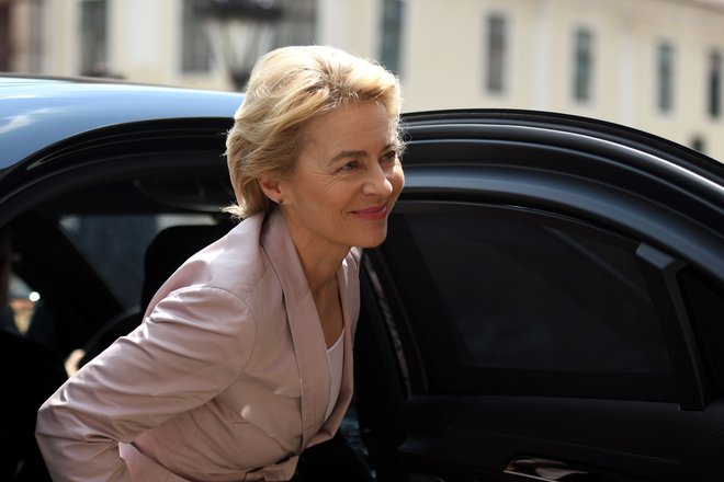 Ursula von der Leyen ob prihodu na obisk k Andreju Plenkoviću. FOTO: AFP