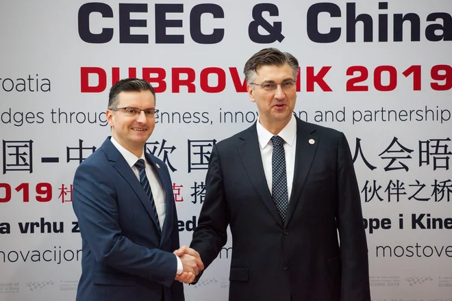 Premier Šarec (na fotografiji s hrvaškim kolegom Andrejem Plenkovićem) še ni jasno odgovoril, ali naj Slovenija vstop sosede v schengen pogojuje do popolne uveljavitve arbitražne razsodbe. FOTO: Cropix