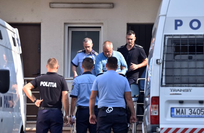 Med preiskavo doma in vrta 65-letnika so odkrili posmrtne ostanke in nakit, ki je pripadal Alexandri. FOTO: Bogdan Danescu/AFP