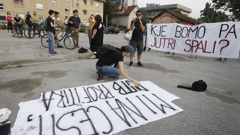 Fotografija: Protestniki nasprotujejo odkupovanju stanovanj od DUTB po tržnih cenah. FOTO: Leon Vidic/ Delo